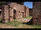 07142 ostia - regio i - insula xii - sede di una corporazione (i,xii,8) - 1. laden re der treppe - bli ri suedosten - 06-2024.jpg